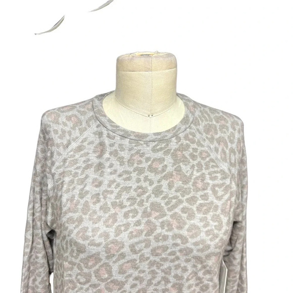 Beyond Yoga Leopard Favorite Hacci Raglan Cropped Pullover Gray Size XS - Picture 2 of 9